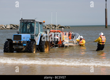 De sauvetage volontaire Palling récupérer leurs R.I.B (Rigid Inflatable Boat), un aventurier 5,6 mtr Avon avec un 90cv moteur hors bord Banque D'Images