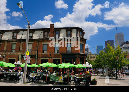 Black Bull tavern restaurant en plein air à l'heure du déjeuner sur la rue Queen Ouest à Toronto Bank Towers Banque D'Images