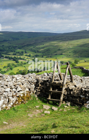 Stile sur le Pennine Way sur Kisdon colline dominant Muker dans Swaledale dans les vallées du Yorkshire, Angleterre, Europe Banque D'Images