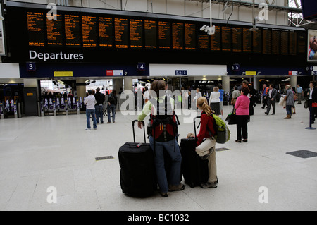 La gare de Waterloo à Londres et les départs voyageurs information board Banque D'Images