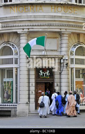 Scène de rue au Nigeria High Commission à Nigeria House avec le drapeau national et les portes d'entrée ouvertes aux visiteurs Londres Angleterre Royaume-Uni Banque D'Images