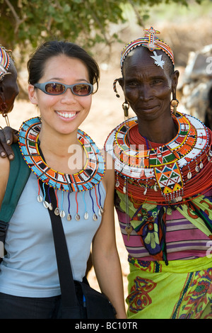 Jeune femme avec Samburu - tourisme Village Samburu - près de Buffalo Springs National Park, Kenya Banque D'Images