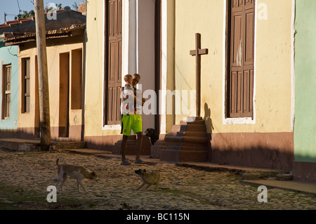 Scène de rue cubaine colorés, Trinidad, Cuba. La Trinité, est un site du patrimoine mondial de l'UNESCO. Banque D'Images