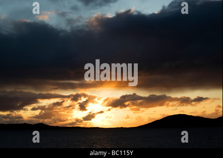 Coucher de soleil sur son de Taransay , Isle of Harris, Hébrides extérieures, en Écosse Banque D'Images