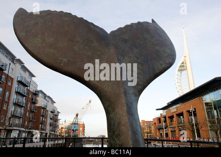 La queue de Baleine sculpture par Richard Farrington à Gunwharf Quays, le port de Portsmouth, Portsmouth, Angleterre, RU Banque D'Images