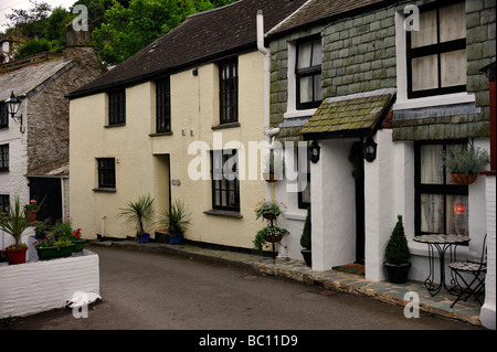 POLPERRO, CORNWALL - 07 JUIN 2009 : jolie rangée de chalets de pêcheurs dans le village Banque D'Images