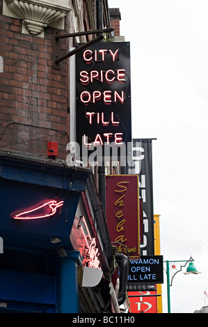 Le célèbre restaurant curry signe Brick Lane dans l'East End de Londres Banque D'Images