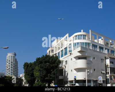 Un bâtiment rénové qui a été construit dans les années 1930 dans l'architecture du Bauhaus style avec façade bombée dans la rue Ben Yehuda centre-ville de Tel Aviv ISRAËL Banque D'Images