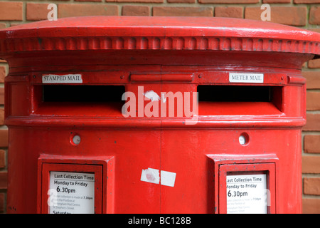 Royal Mail post box qui a emplacements indépendants pour le courrier affranchi et estampillé square oozells birmingham uk Banque D'Images