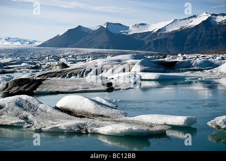 En bleu flottant Icefloes Jokulsarlon glacial lagoon en Islande Banque D'Images