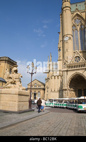 Metz Lorraine France UE un train touristique passant la cathédrale St Etienne d'une visite guidée de cette ville charmante Banque D'Images