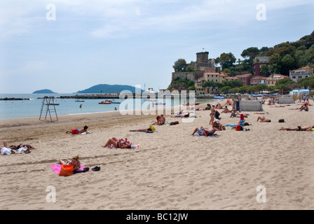 La plage de San Terenzo, côte ligure dans le Golfe des Poètes près de La Spezia avec Castello di San Terenzo en arrière-plan Banque D'Images