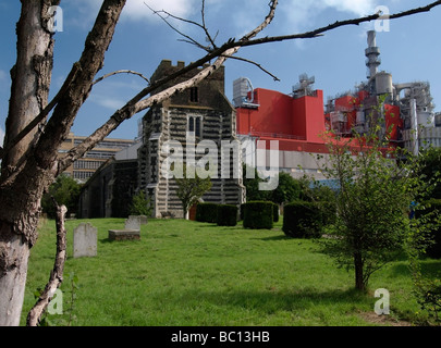 Église St Clements, West Thurrock, Essex. L'accent est sur l'arbre Banque D'Images