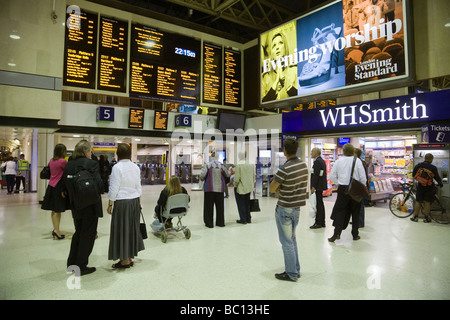 Les passagers dans le hall en attente d'un train à la gare de Charing Cross, Londres, UK Banque D'Images