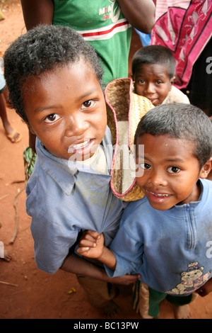 Rire trois garçons malgaches dans un marché au Camp Robin, province de Fianarantsoa Banque D'Images