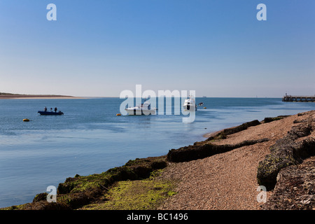 Pêcheurs sur un bateau dans l'entrée du port de Langstone Eastney Portsmouth Hampshire Uk Banque D'Images