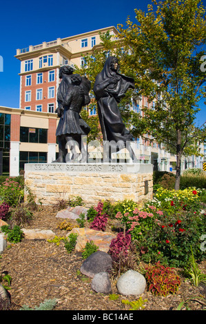 Les condominiums et les colons de Selkirk monument situé sur le bord de route au centre-ville de Winnipeg Manitoba Canada Banque D'Images