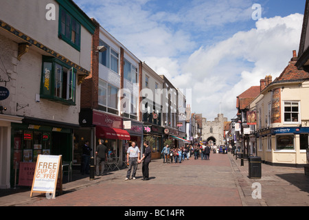 La rue St Peter est une zone commerçante piétonne menant à la tour Westgate À Canterbury Kent Angleterre Royaume-Uni Grande-Bretagne Banque D'Images