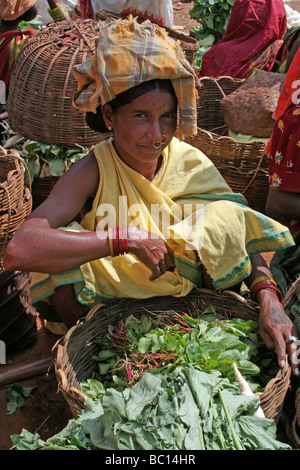 Femme de la tribu indienne Paroja Vendre Vert feuilles sur son échoppe de marché Banque D'Images