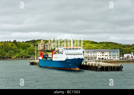Port de Stornoway Stornoway sur l'île de Lewis Hébrides extérieures en Écosse avec accosté Calmac ferry RoRo Muirneag Banque D'Images