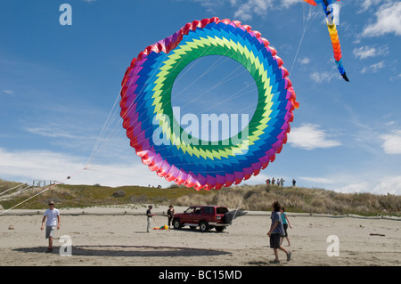 Le pilotage d'un kite en Bol circulaire couleurs arc-en-ciel Banque D'Images