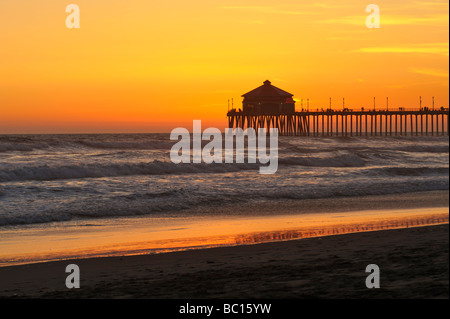Ruby's Diner à l'Embarcadère au coucher du soleil, Huntington Beach CA Banque D'Images