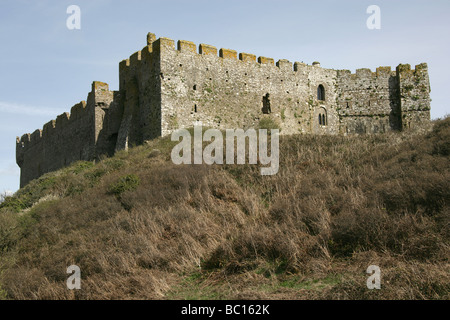 Le village de St Florence, le Pays de Galles. Le coin occidental du sud de la William de Barri construit, mur datant du 12ème siècle du château de Manorbier. Banque D'Images