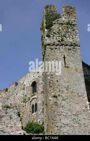 Le village de St Florence, le Pays de Galles. Le 12e siècle et la tour carrée du château de Manorbier à l'angle sud du château Banque D'Images