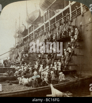 Réapprovisionnement pour la Pacific mail SS 'Siberia', à la station navale de Nagasaki, Japon, 1904. Artiste : Underwood & Underwood Banque D'Images