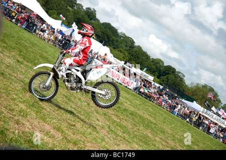 Championnat du monde de moto-cross rider Jason Smyth effectuant des cascades moto au Welsh game fair 2009 Banque D'Images