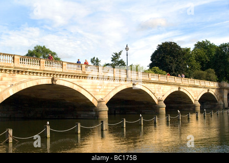 Pont sur la Serpentine dans Hyde Park, Londres Banque D'Images