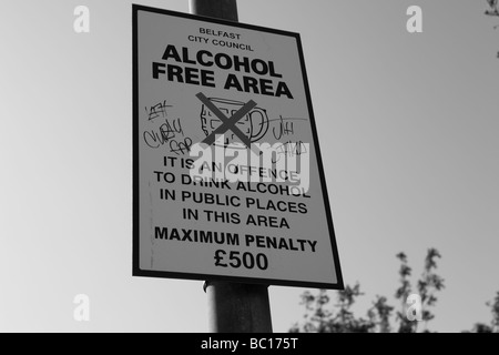 Funny road sign : alcool gratuitement près de Shankill Road, Belfast, Irlande du Nord, Royaume-Uni, UK, FR Banque D'Images