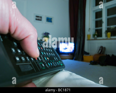 Regarder la télévision au lit Banque D'Images