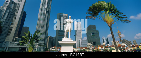 Singapour, le Raffles statue, Boat Quay et le centre d'affaires. Banque D'Images