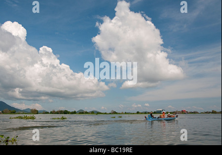 Bateau sur le lac Tonle Sap près de Kompong Chnang au Cambodge Banque D'Images