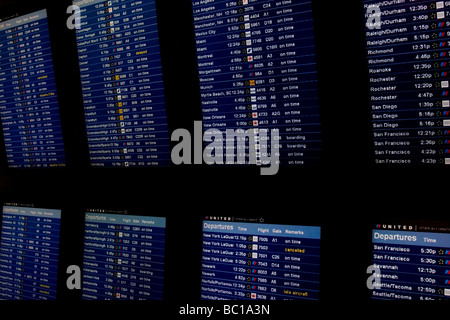 Affichage de 8 cartes de départ du vol dans la borne Airport Banque D'Images