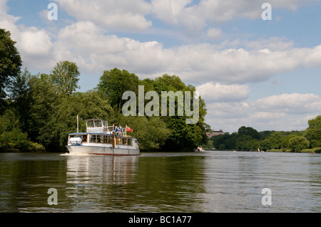Bateau SUR LA RIVIÈRE THAMES ENTRE RICHMOND ET TWICKENHAM,. Banque D'Images