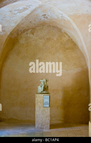 Statuette en marbre de Enthroned Zeus a le musée au les ruines romaines d'Umm Qais en Jordanie Banque D'Images