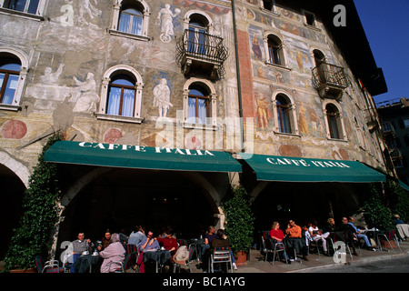 Italie, Trentin-Haut-Adige, trente, Piazza del Duomo, case Cazuffi, café Banque D'Images