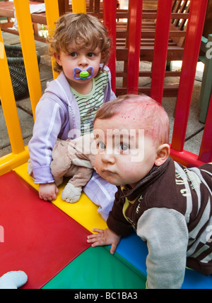 Bébé avec la varicelle dans le parc avec un autre jeune enfant. Banque D'Images