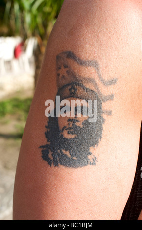 Tatouage de Che Guevara sur le bras. Cuba. Parution du modèle objet Banque D'Images