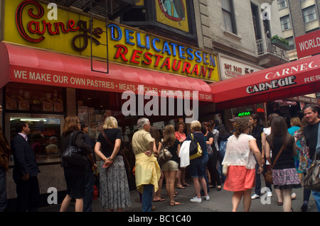 Jusqu'à l'extérieur de la ligne de clients de renommée mondiale, à New York, Carnegie Delicatessen Banque D'Images