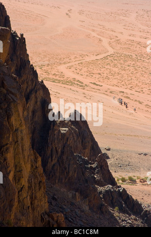 Groupe de touristes à cheval dans le Wadi Rum en Jordanie Banque D'Images