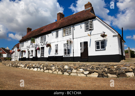 L'agréable pub 'The Royal Oak' dans le village de Langstone sur le bord de Chichester Harbour Banque D'Images