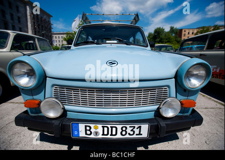 L'Allemagne de l'ancienne Trabant voitures stationnées à Berlin Allemagne Banque D'Images