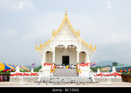 Inauguration d'un nouveau temple bouddhiste en Thaïlande dans la province de Nong Khai, dans le nord-est de la Thaïlande Banque D'Images