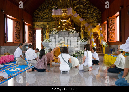 Sympathisants le message d'un nouveau moine au temple en Thaïlande Banque D'Images