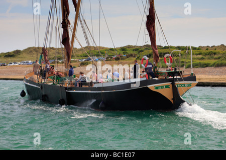 Une vieille barge Thames appelée Alice prend des gens dans un voyage le long de la rivière Arun Littlehampton West Sussex England UK Banque D'Images