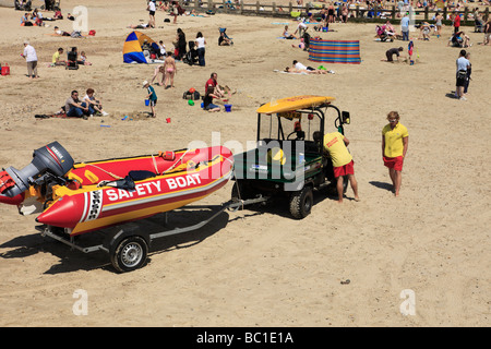 Les surveillants-sauveteurs en veille avec l'embarcation de sécurité. Littlehampton, West Sussex, Angleterre, Royaume-Uni. Banque D'Images
