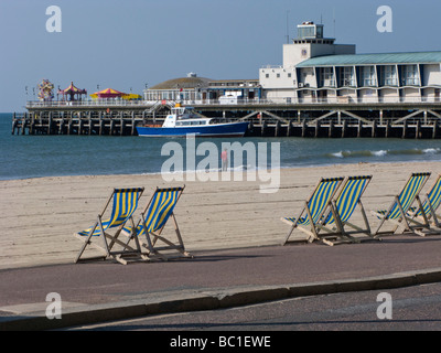 La jetée de Bournemouth, East Beach promenade avec transats, Dorset, UK Banque D'Images